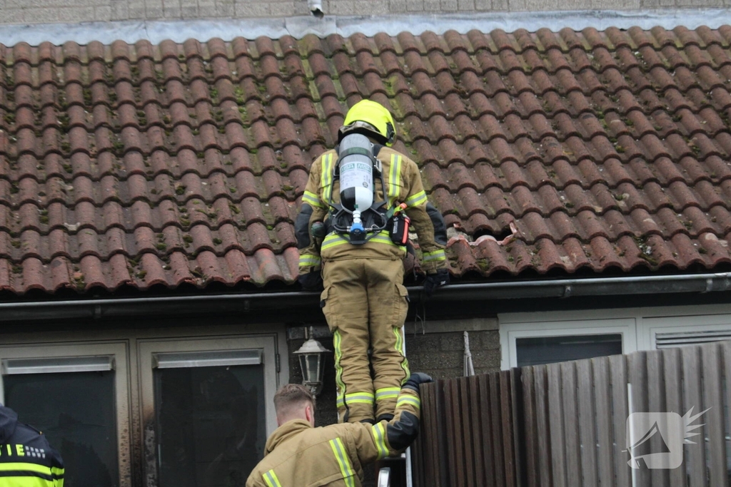 Brand in tuin leidt tot woningbeschadiging