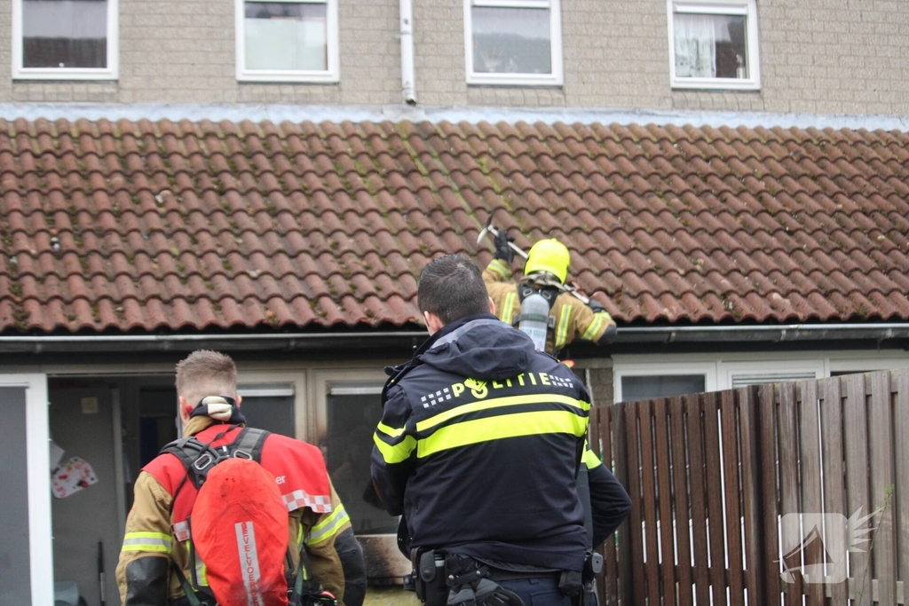 Brand in tuin leidt tot woningbeschadiging