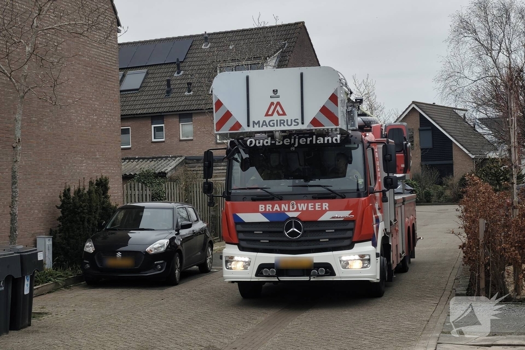 Brandweer helpt kat in nood