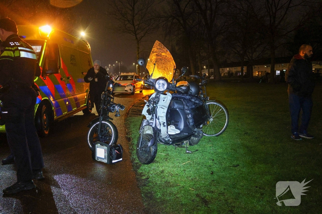 Scooters botsen frontaal op fietspad