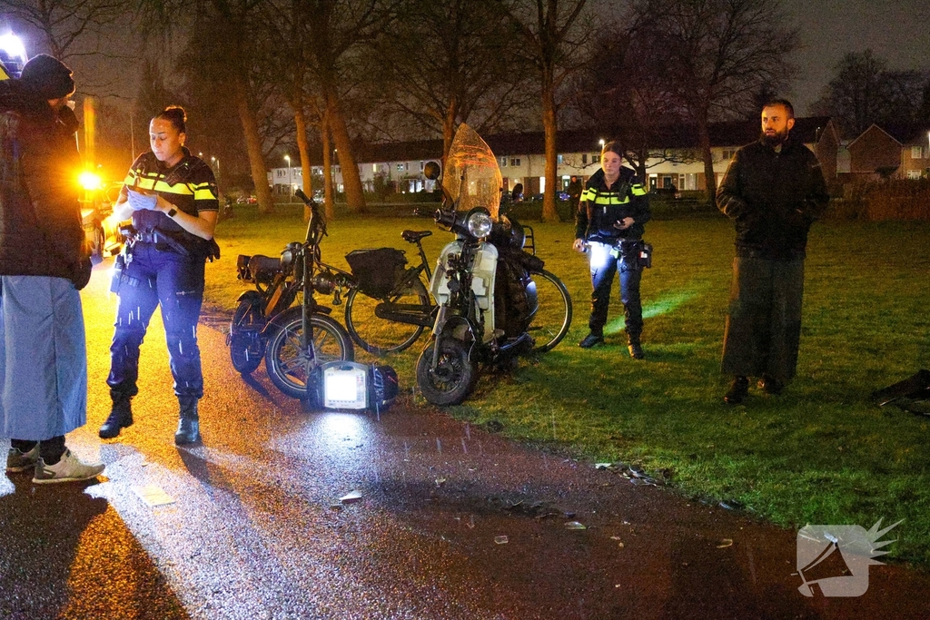 Scooters botsen frontaal op fietspad