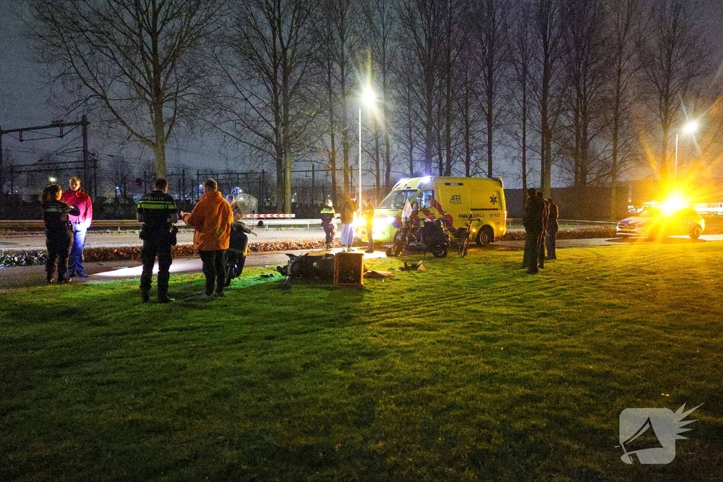 Scooters botsen frontaal op fietspad