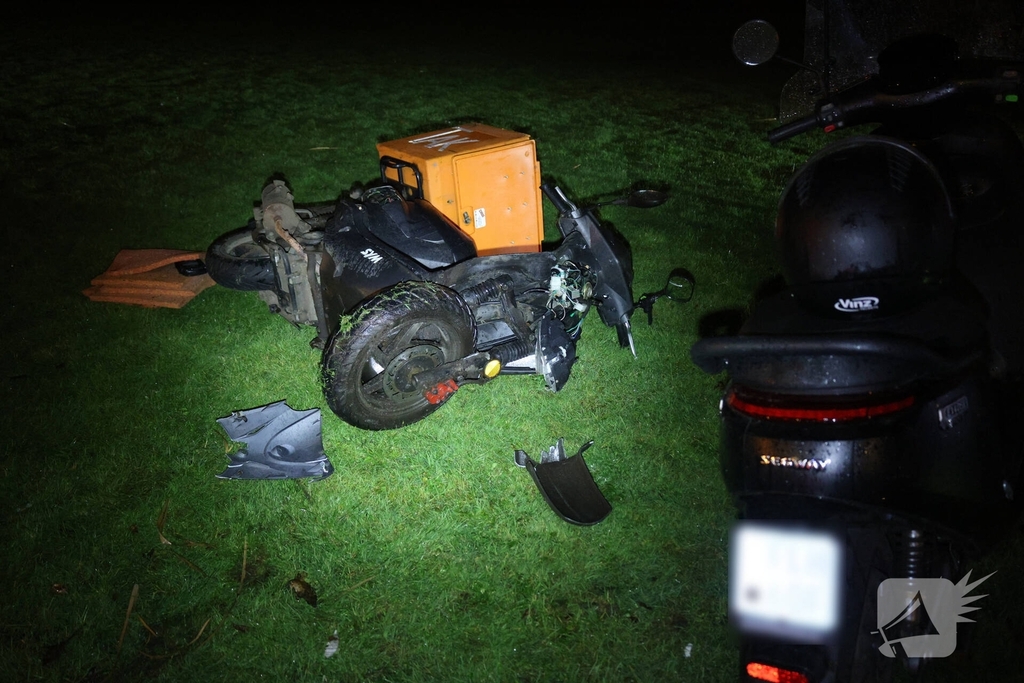 Scooters botsen frontaal op fietspad