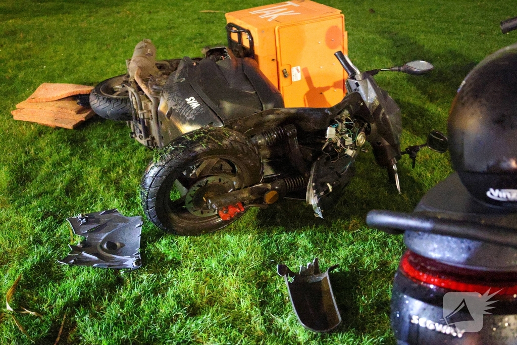 Scooters botsen frontaal op fietspad