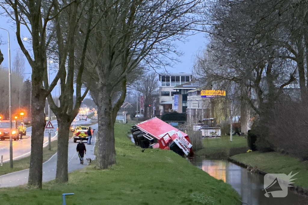 Vrachtwagen raakt van de weg en komt in het water