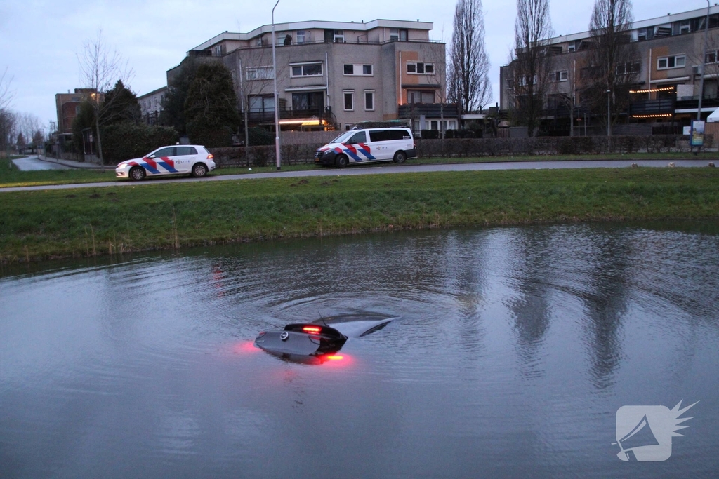 Voertuig te water na ongeval