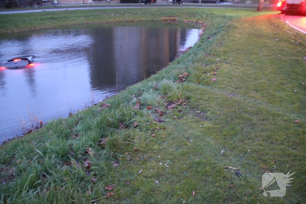 Voertuig te water na ongeval