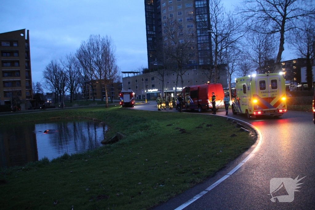 Voertuig te water na ongeval
