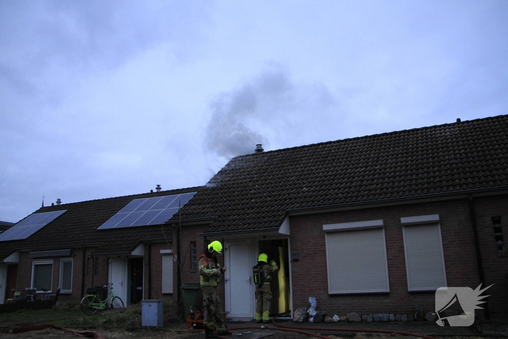 Brand op zolder van woning leidt tot ontruiming