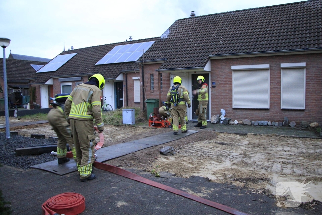 Brand op zolder van woning leidt tot ontruiming