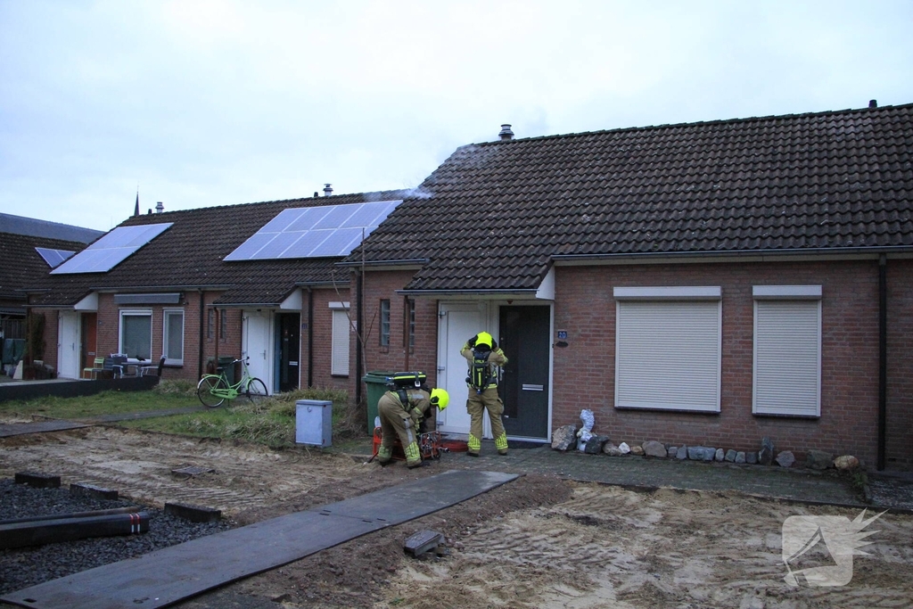 Brand op zolder van woning leidt tot ontruiming