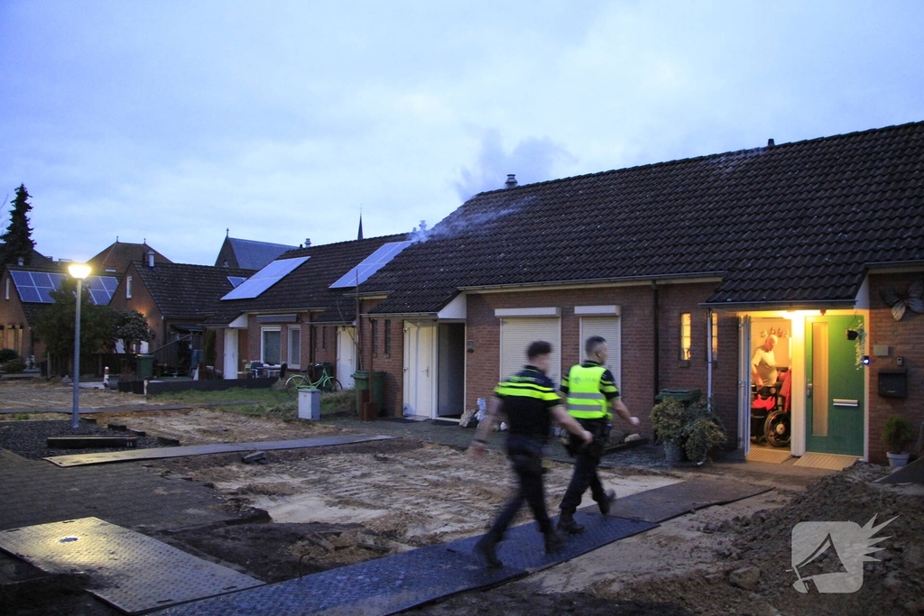Brand op zolder van woning leidt tot ontruiming