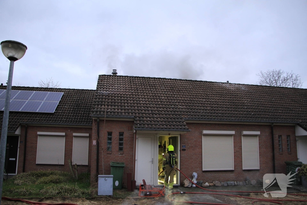 Brand op zolder van woning leidt tot ontruiming