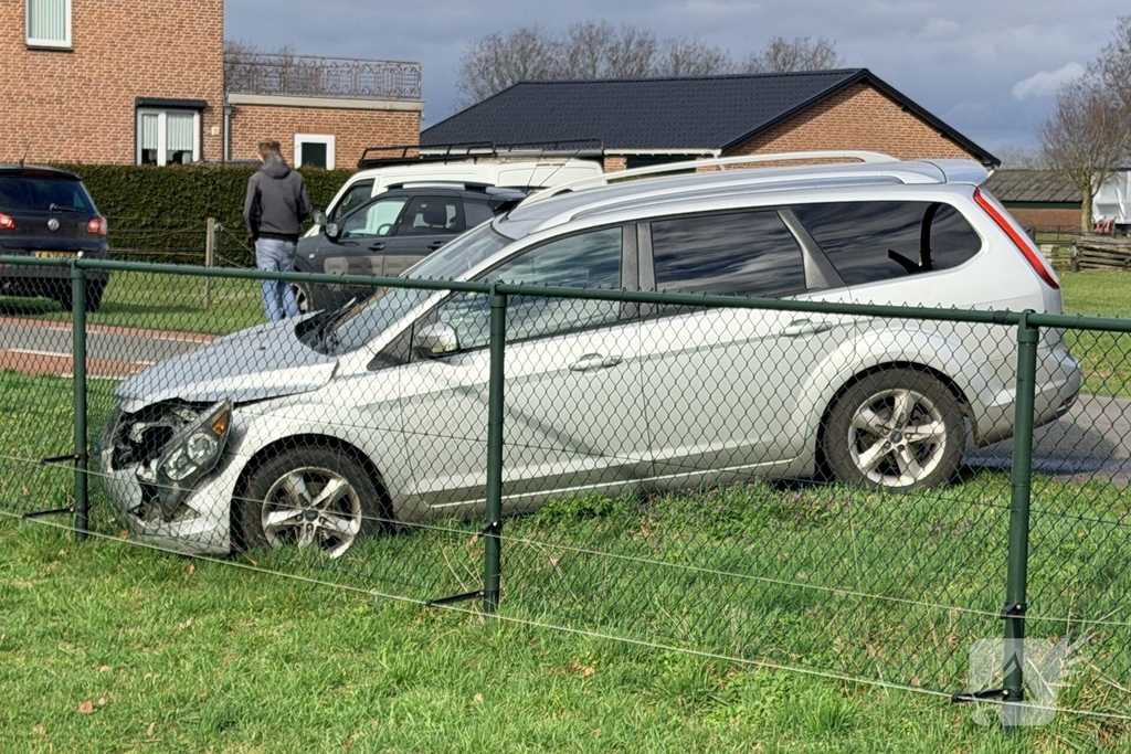 Aanrijding tussen auto en bestelbus zonder gewonden