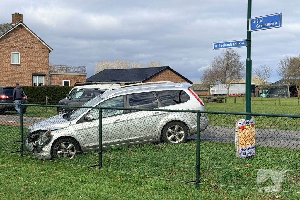Aanrijding tussen auto en bestelbus zonder gewonden