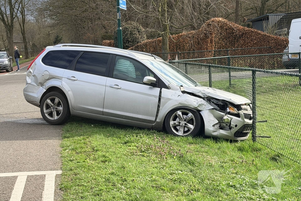 Aanrijding tussen auto en bestelbus zonder gewonden