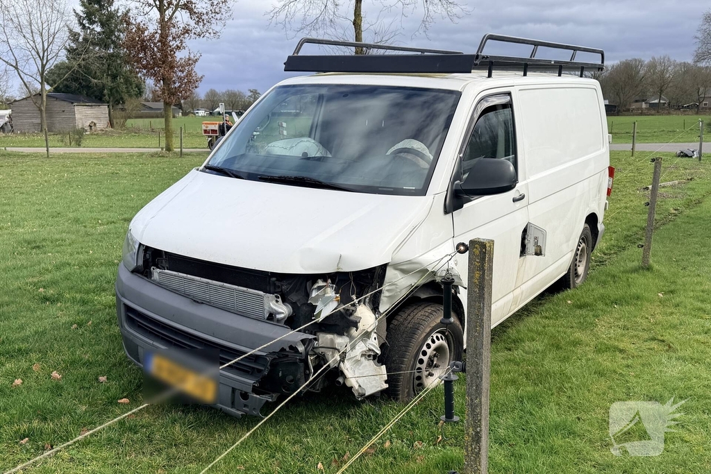 Aanrijding tussen auto en bestelbus zonder gewonden