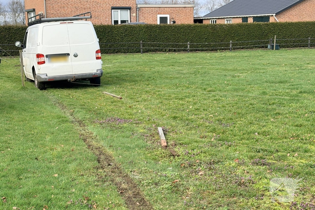 Aanrijding tussen auto en bestelbus zonder gewonden