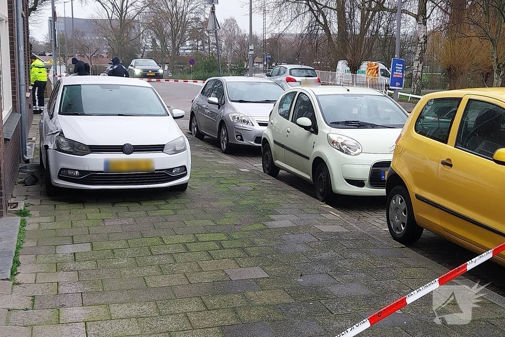 Meisje gewond nadat auto op stoep belandt