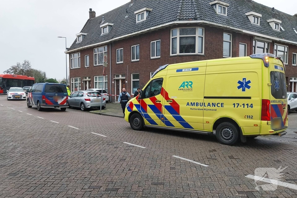 Meisje gewond nadat auto op stoep belandt