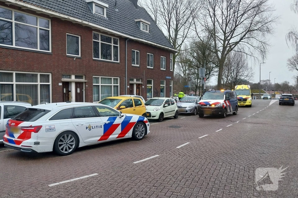 Meisje gewond nadat auto op stoep belandt