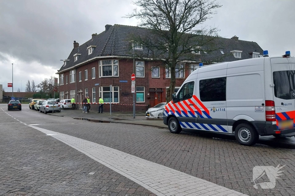 Meisje gewond nadat auto op stoep belandt