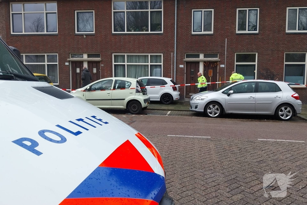 Meisje gewond nadat auto op stoep belandt