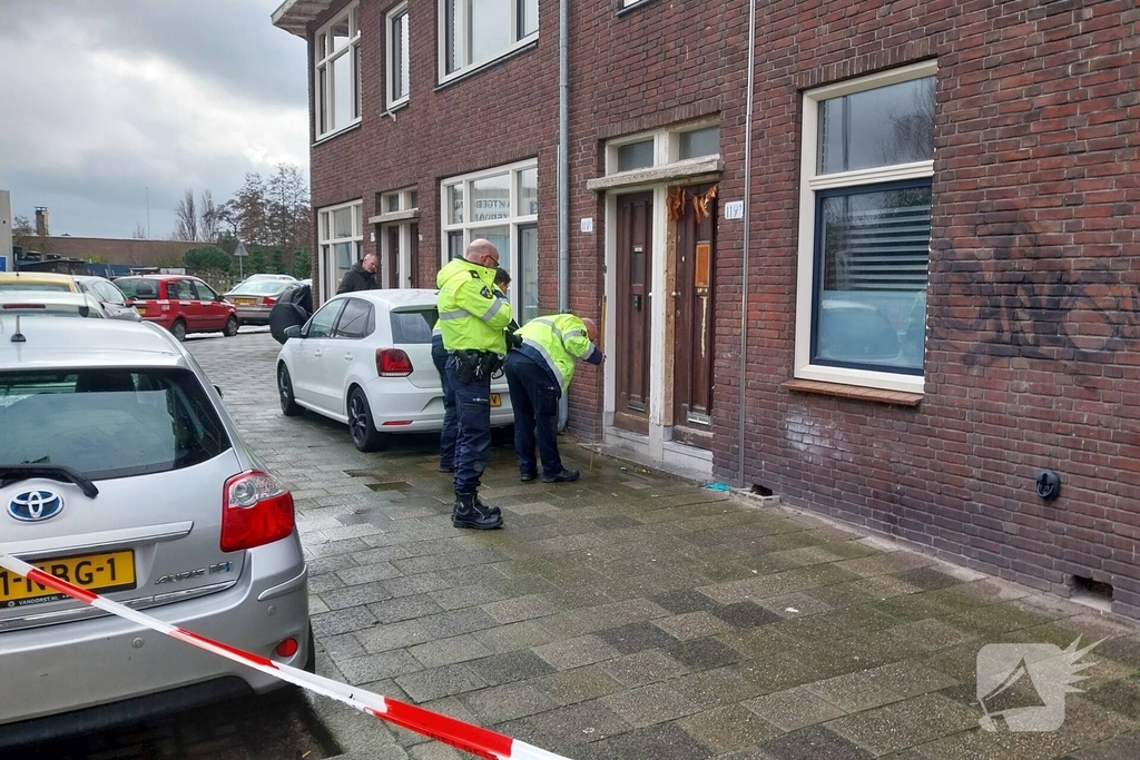 Meisje gewond nadat auto op stoep belandt