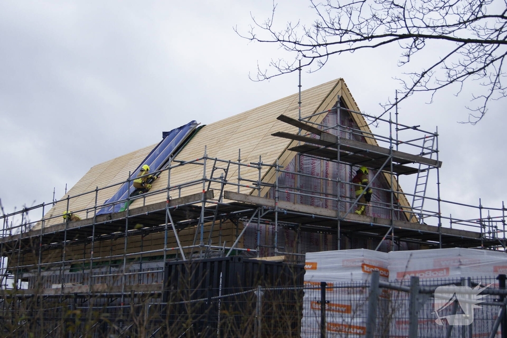 Groot dak deel van woning in aanbouw slaat los door harde wind