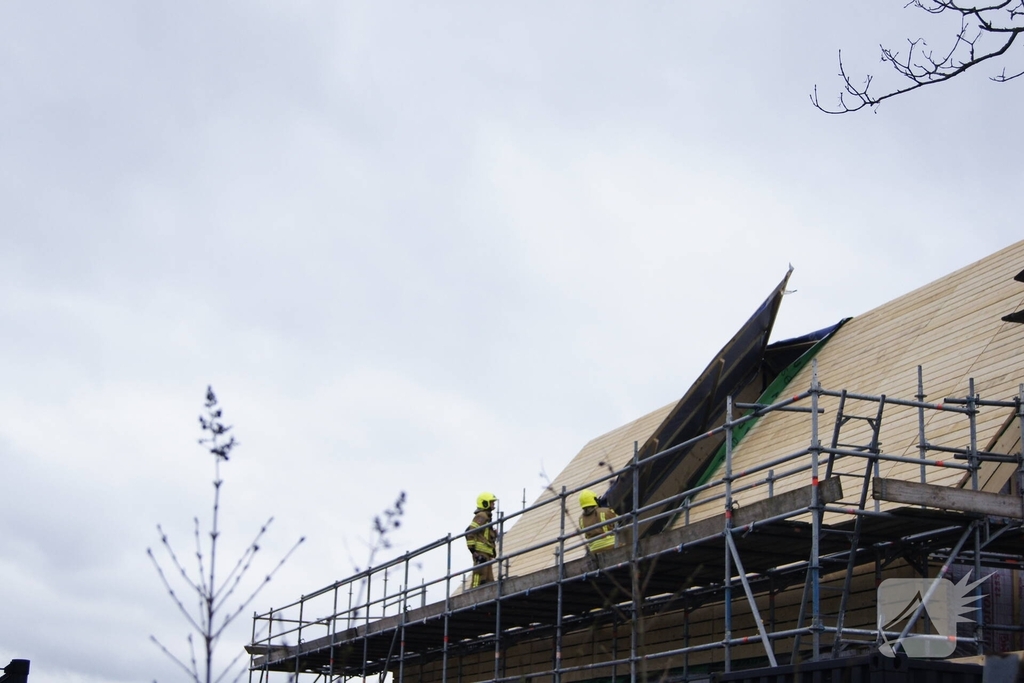 Groot dak deel van woning in aanbouw slaat los door harde wind