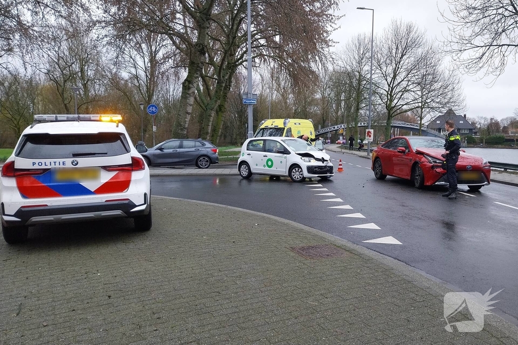 Auto's beschadigd na botsing op kruising
