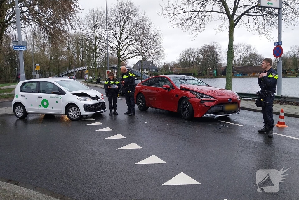Auto's beschadigd na botsing op kruising