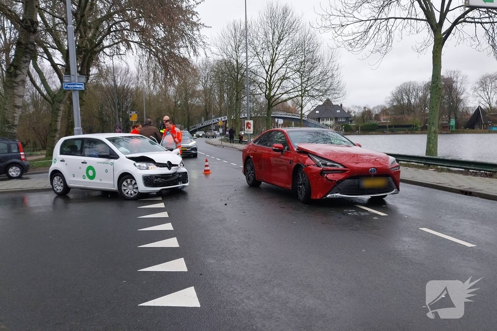 Auto's beschadigd na botsing op kruising