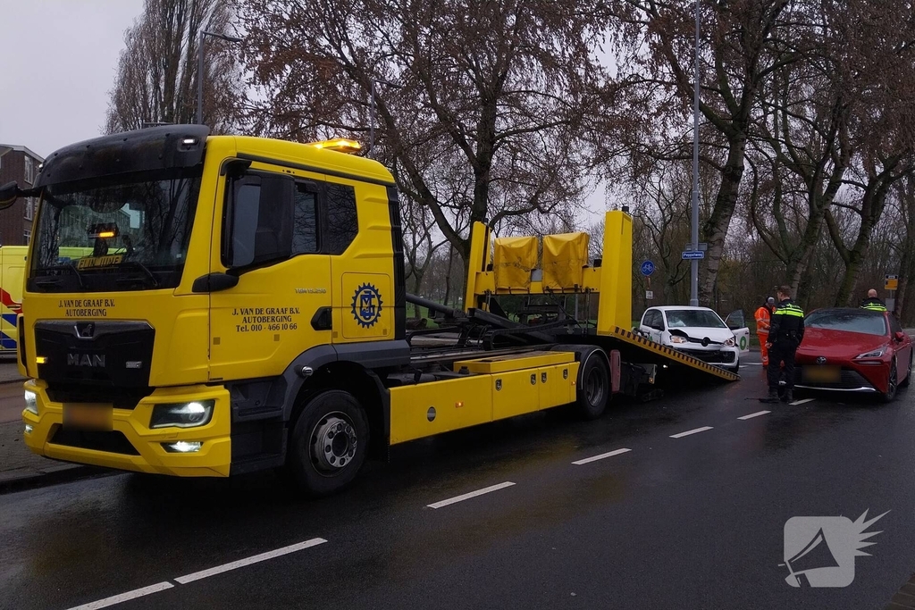 Auto's beschadigd na botsing op kruising