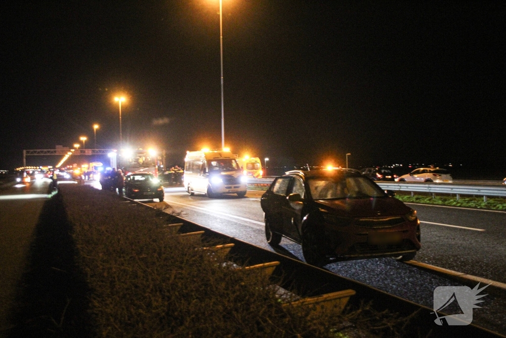 Zware aanrijding op snelweg met meerdere voertuigen betrokken