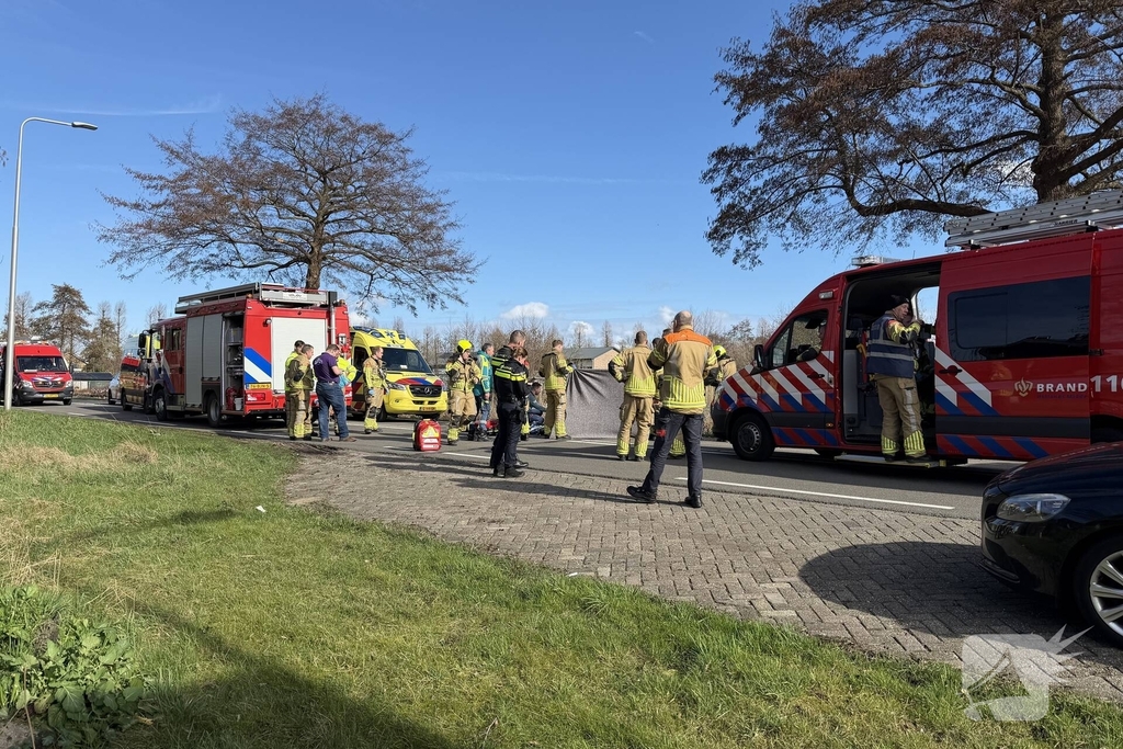 Auto botst tegen boom, grote inzet hulpdiensten