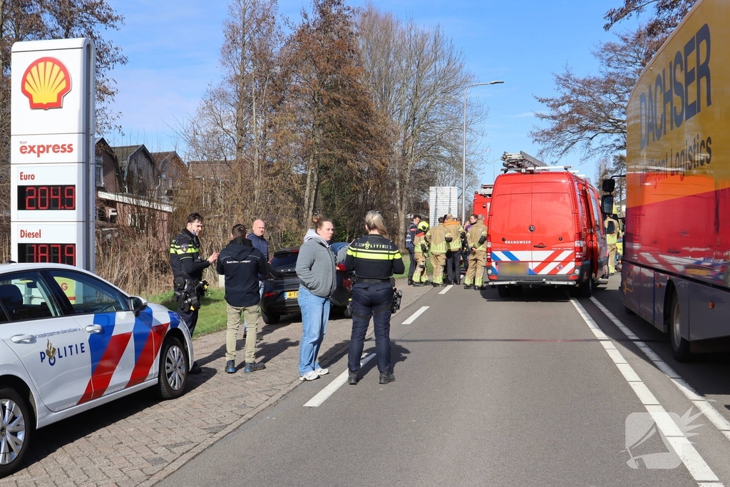 Auto botst tegen boom, grote inzet hulpdiensten