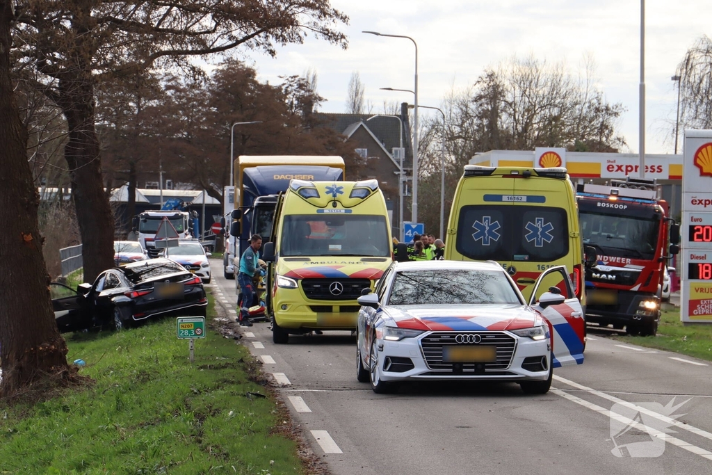 Auto botst tegen boom, grote inzet hulpdiensten