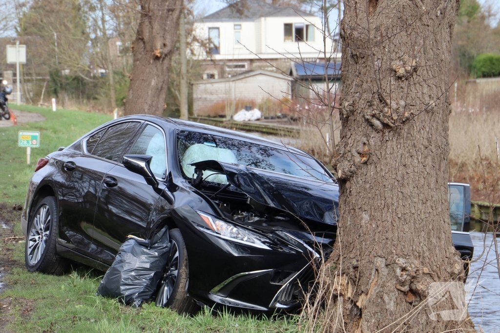 Auto botst tegen boom, grote inzet hulpdiensten