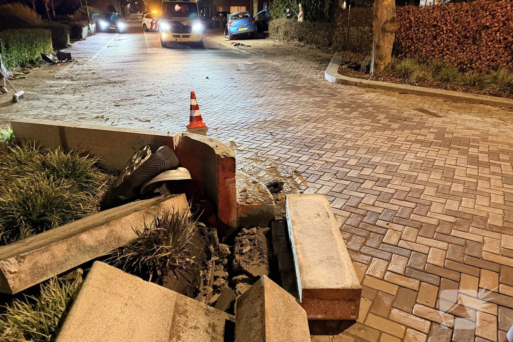 Auto botst op wegversmalling, bestuurder gewond