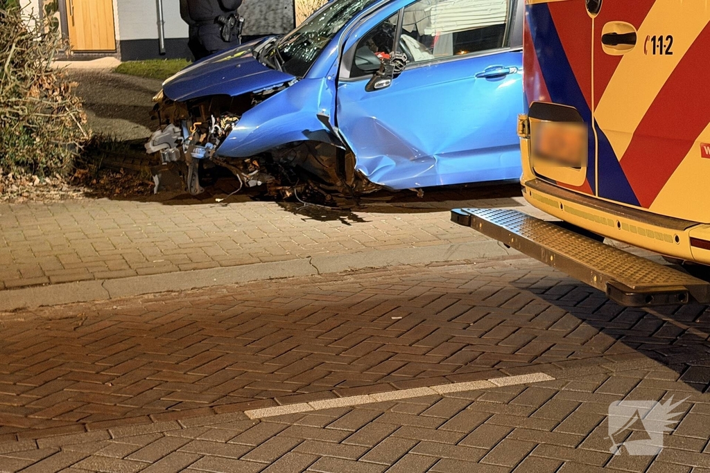 Auto botst op wegversmalling, bestuurder gewond