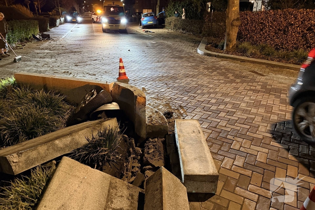 Auto botst op wegversmalling, bestuurder gewond