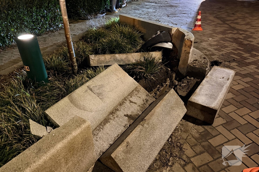 Auto botst op wegversmalling, bestuurder gewond