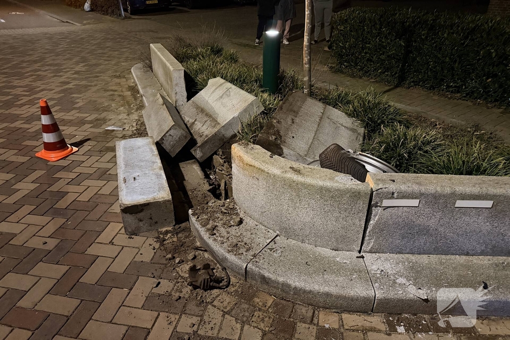 Auto botst op wegversmalling, bestuurder gewond