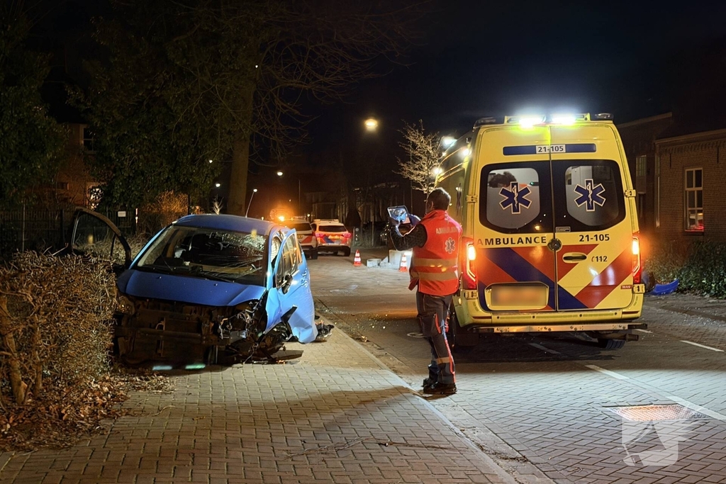 Auto botst op wegversmalling, bestuurder gewond