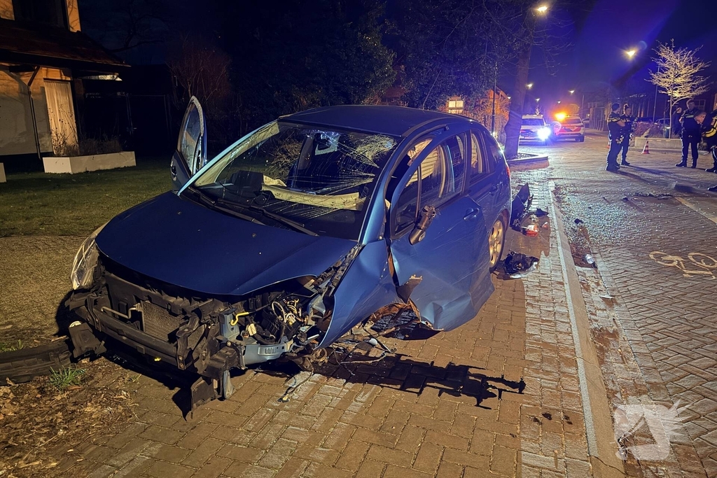 Auto botst op wegversmalling, bestuurder gewond