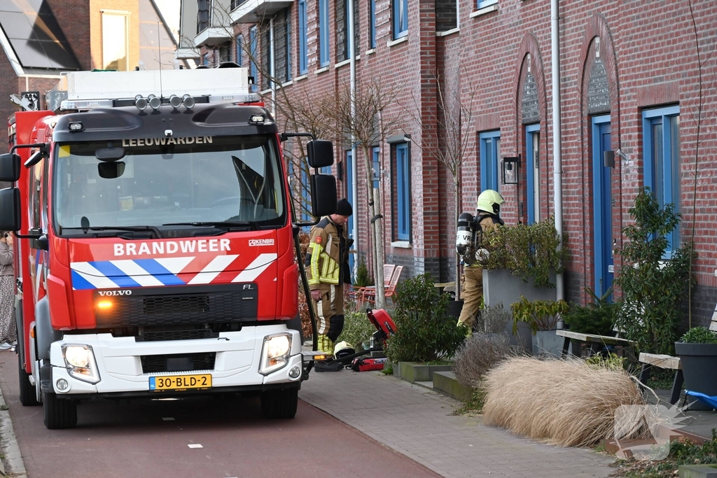 Brandweer in actie bij woningbrand