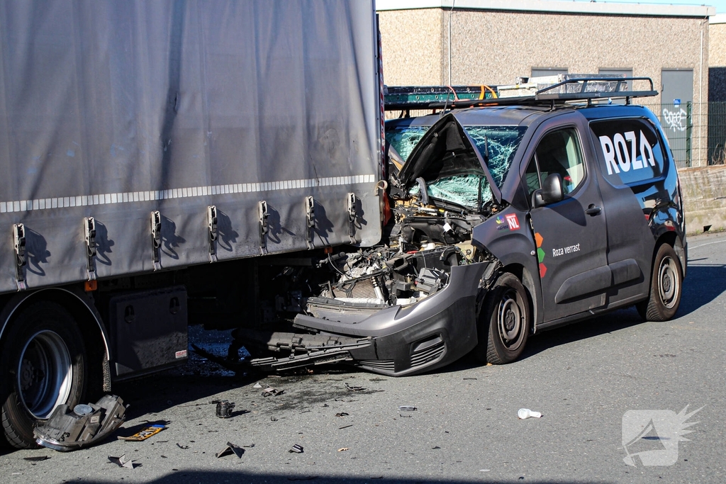 Busje botst op stilstaande vrachtwagen