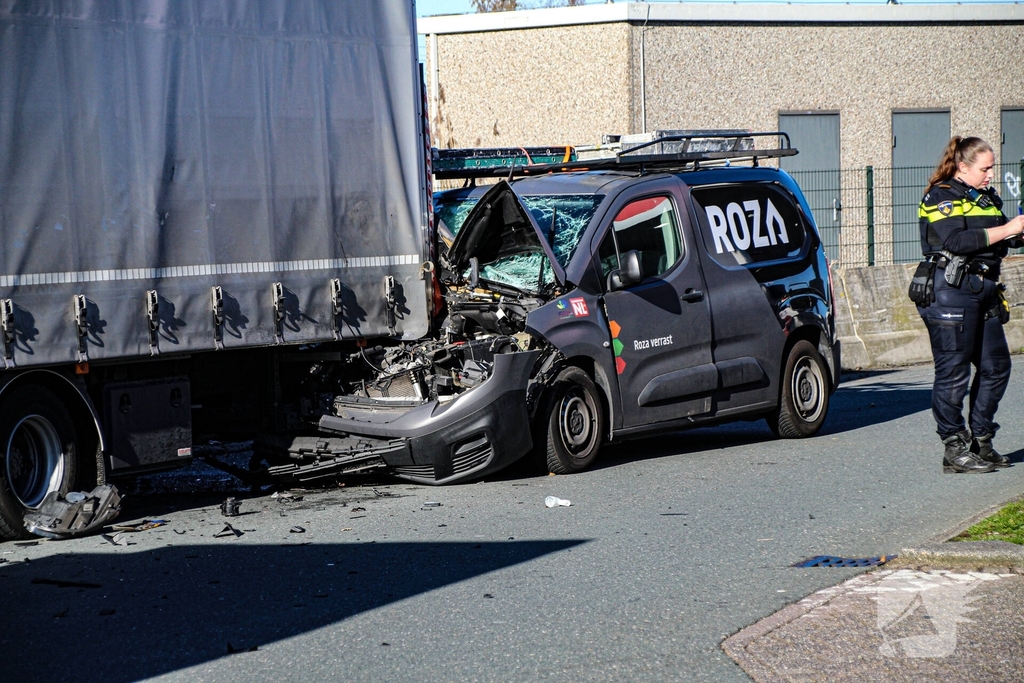 Busje botst op stilstaande vrachtwagen