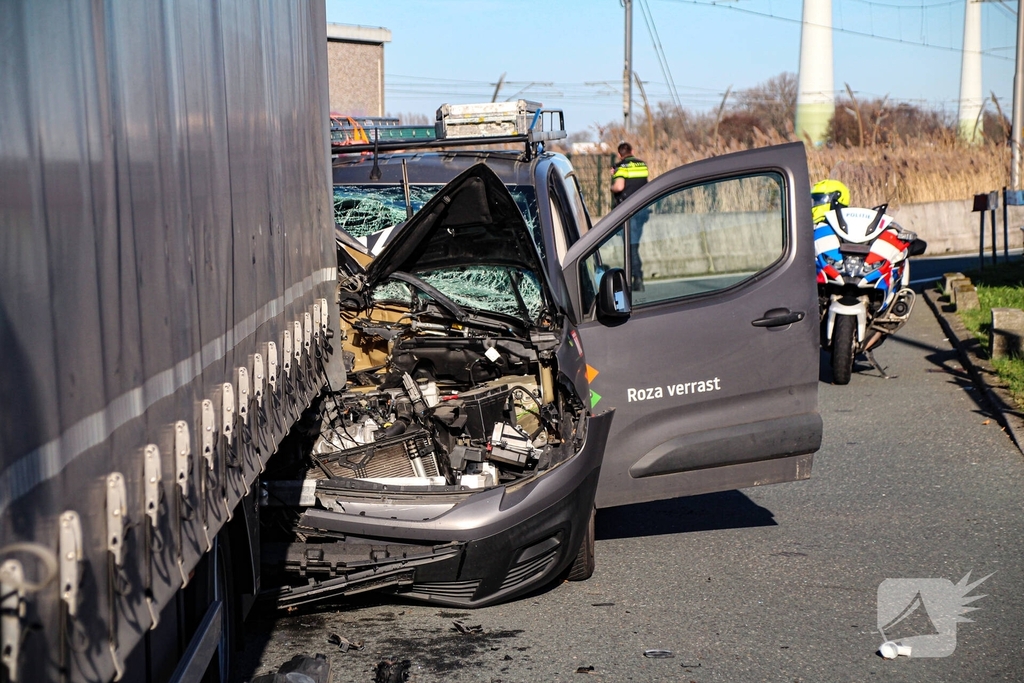 Busje botst op stilstaande vrachtwagen